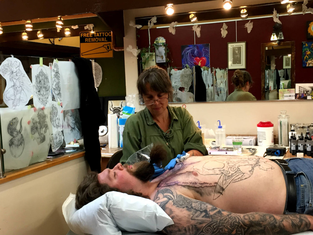 TeeJay Dill tattooing a client at White Tiger Tattoo
